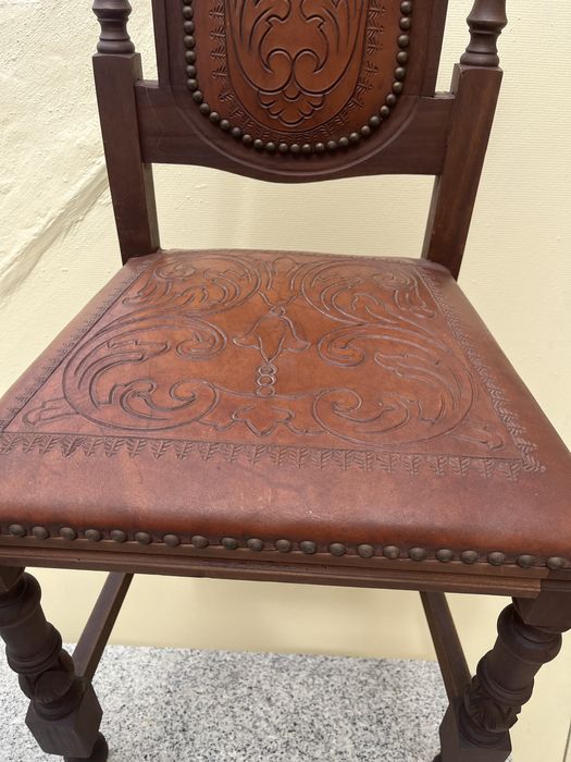 Cadeiras madeira maciça torneadas, com assento e costas em pele, em mu