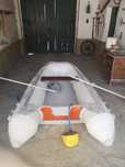 Bote insuflável pode levar motor