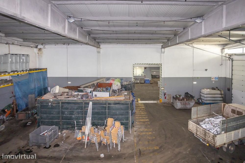 Armazém industrial com 493m2 em Corroios