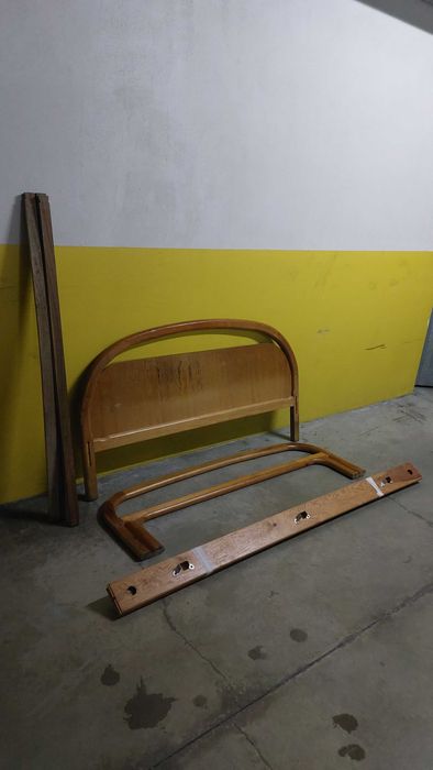 Quarto (cama + mesinha + móvel)