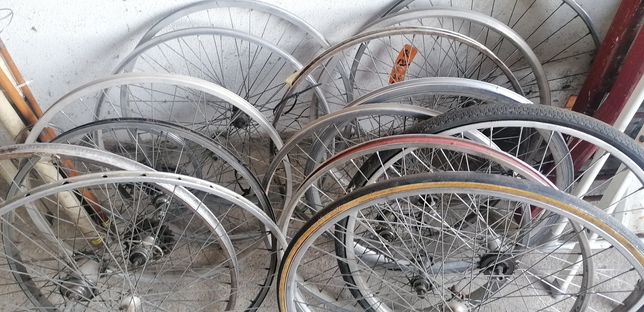 Rodas, e diversos materiais para bicicletas, especialmente pasteleira,