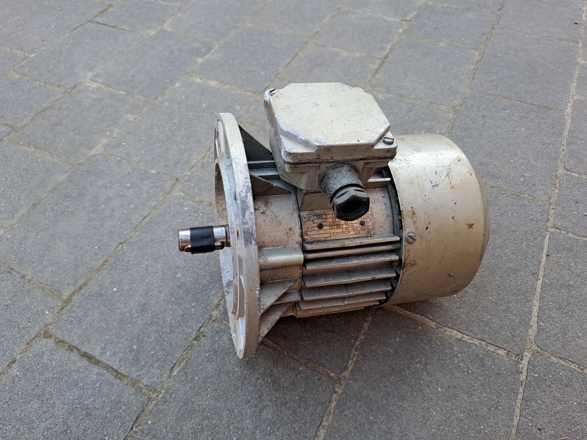 Silnik elektryczny 0,37 kW 930  obr polski wolnoobrotowy