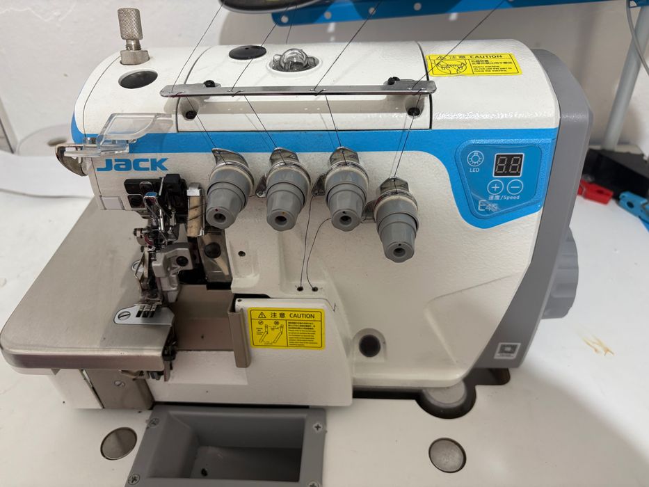 Máquina de costura cose e corte Jack E4s