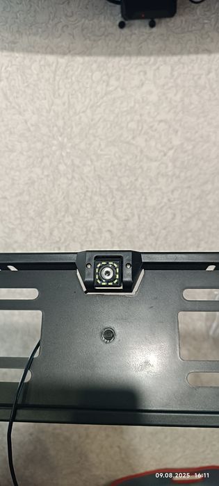 Камера заднього ходу в номерний рамці