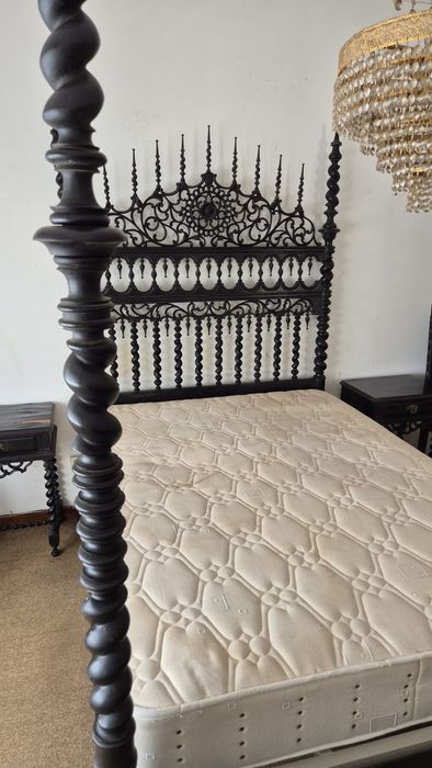 Quarto completo: cama, mesas cabeceira, cómoda e roupeiro