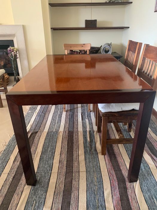Mesa de madeira maciça com 4 cadeiras