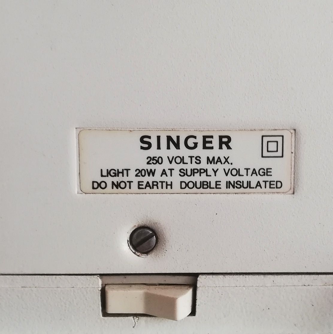 Máquina de costura Singer 507, anos 70.