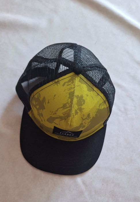 Czapka z daszkiem czarno żółta z siatka