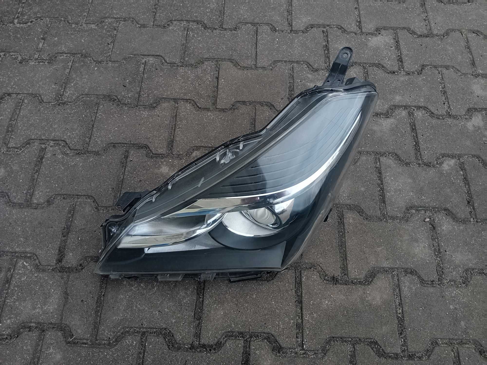 Toyota Yaris III reflektor, lampa lewy przód.