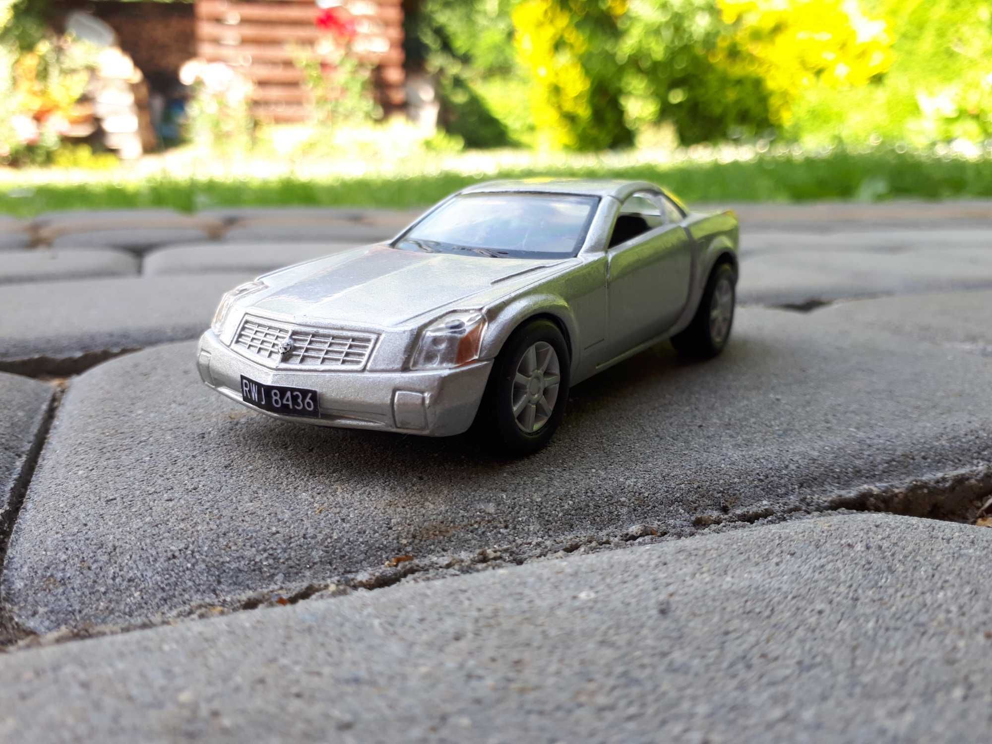 Cadillac EVOQ 1:37, czarne tablice