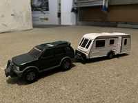 Samochód z przyczepą campingową oraz bus camping