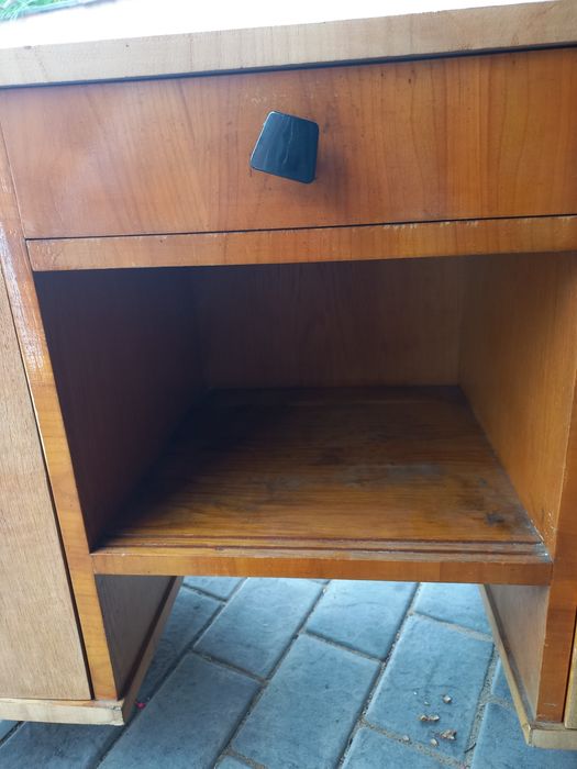 Toaletka stara w trakcie renowacji.