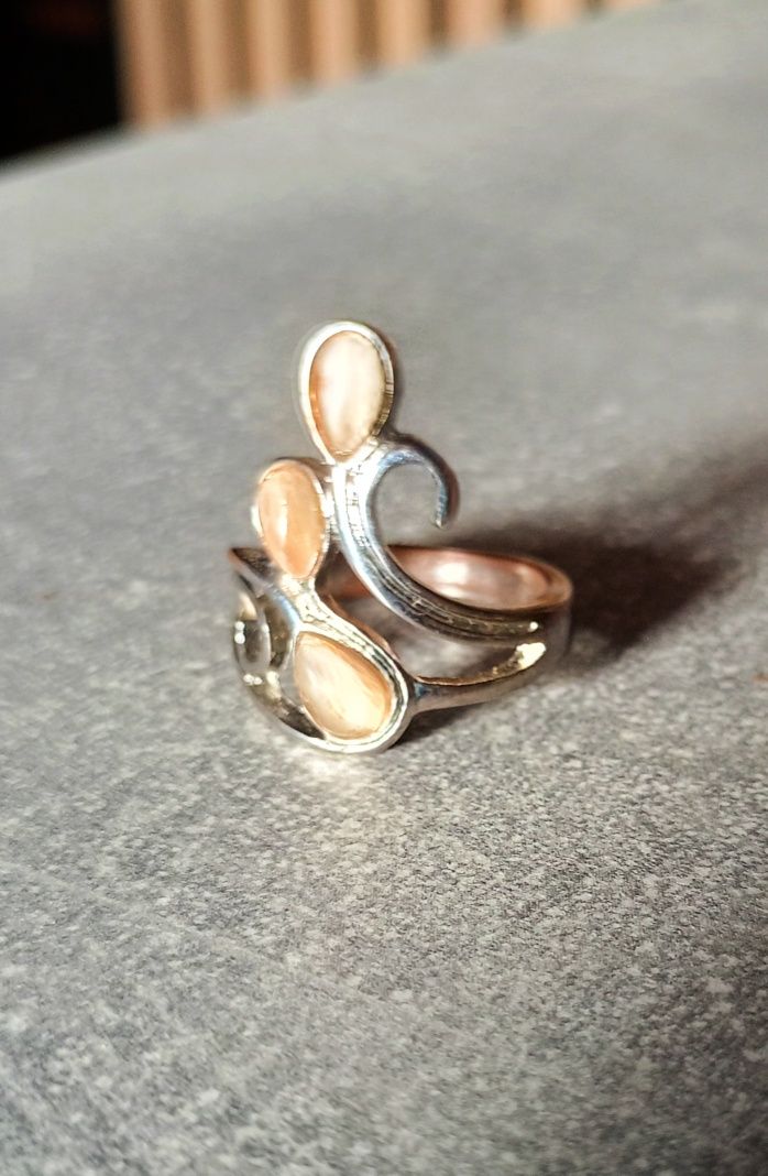 Pierścionek w kolorze srebrnym beżowe oczka biżuteria sztuczna 18,1 mm