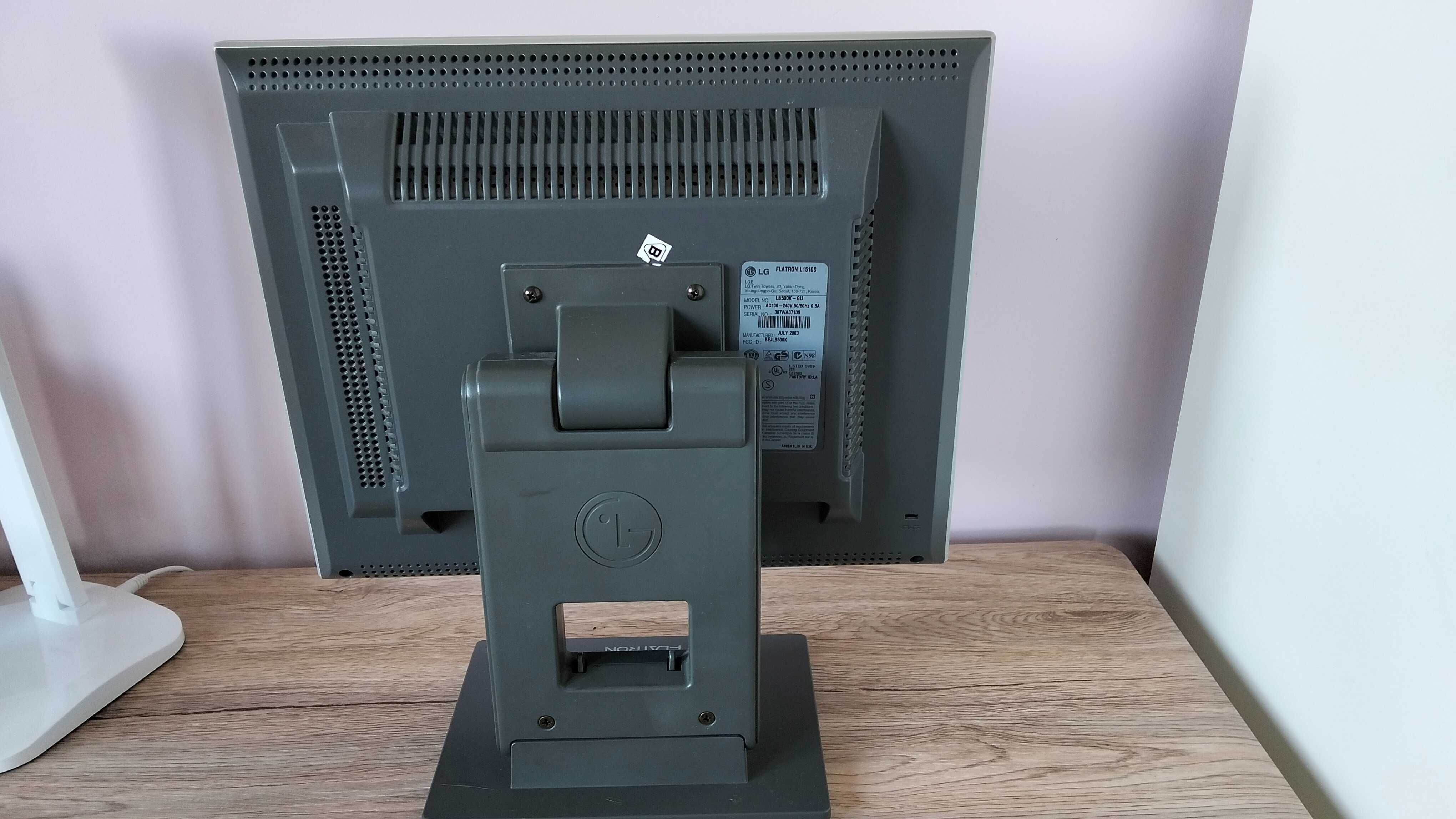 Komputer stacjonarny z monitorem, klawiatura, mysz komplet.