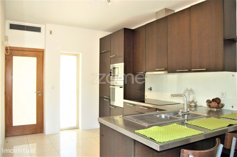 Prédio de 3 pisos em propriedade horizontal em Teixeira, Baião, Por...