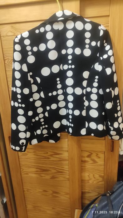 Damski żakiet rozm.40 zapinany na guziki