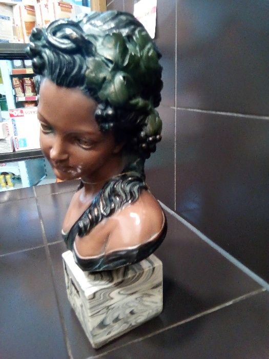 estátua senhora meio corpo antiga