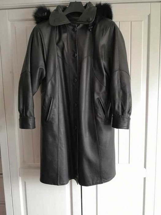 Długi płaszcz vintage z poduszkami.