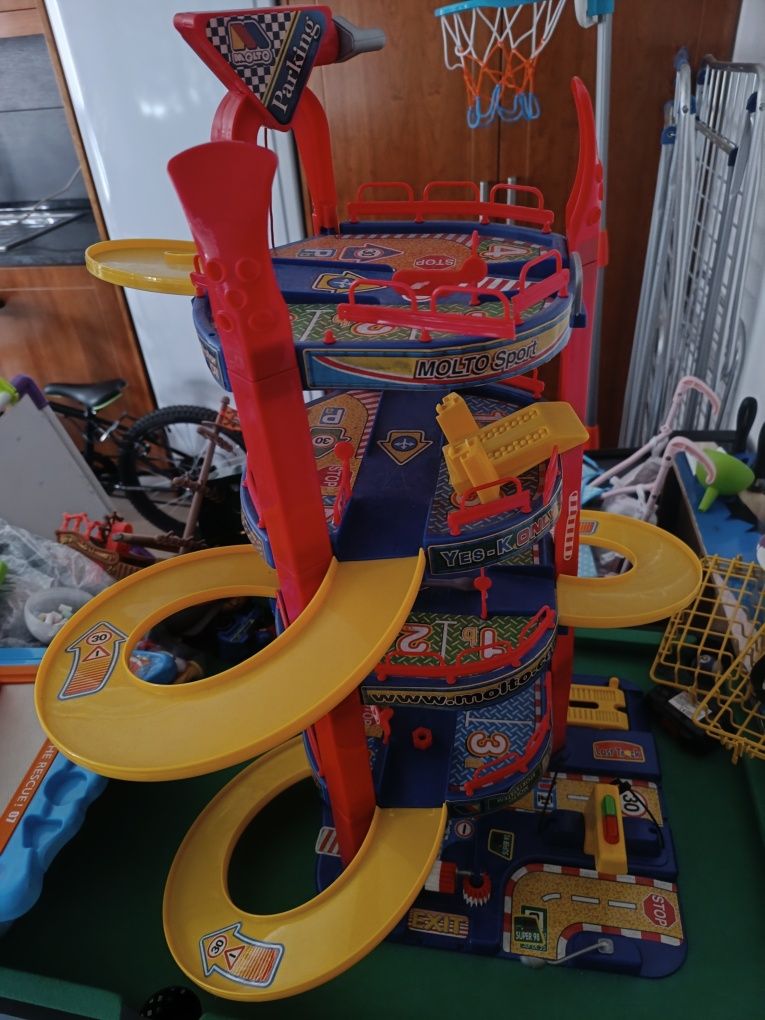 Garagem com 4 pisos crianças