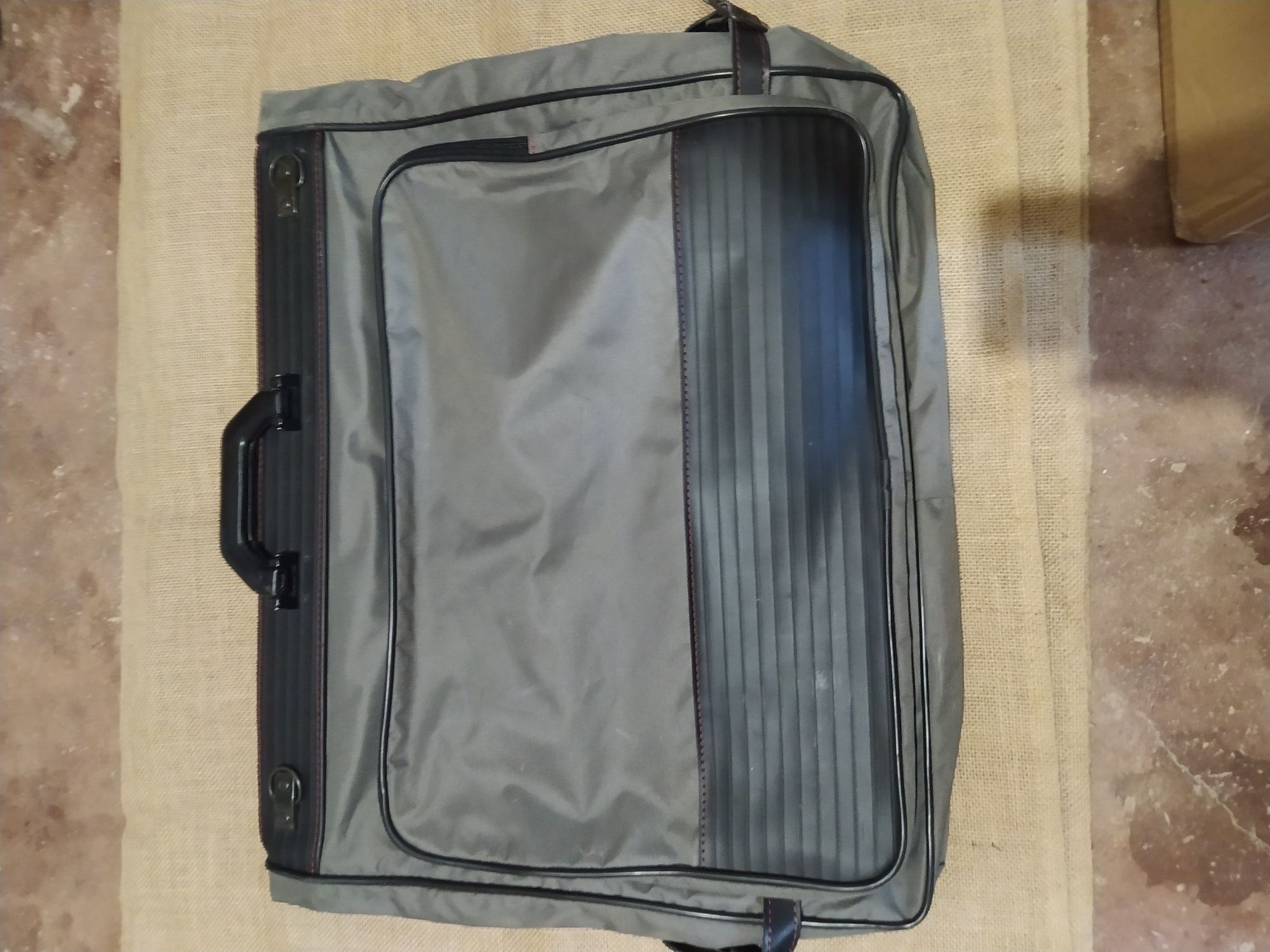 Mala de factos para viagem