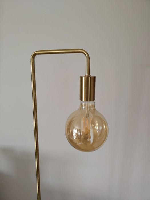 Prosta lampa z retro dużą żarówką