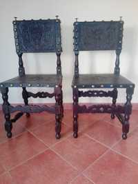 ANTIGUIDADES - 2 cadeiras em couro preto, Séc XIX