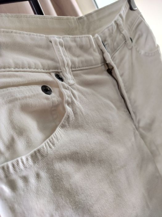 Białe jeansy damskie