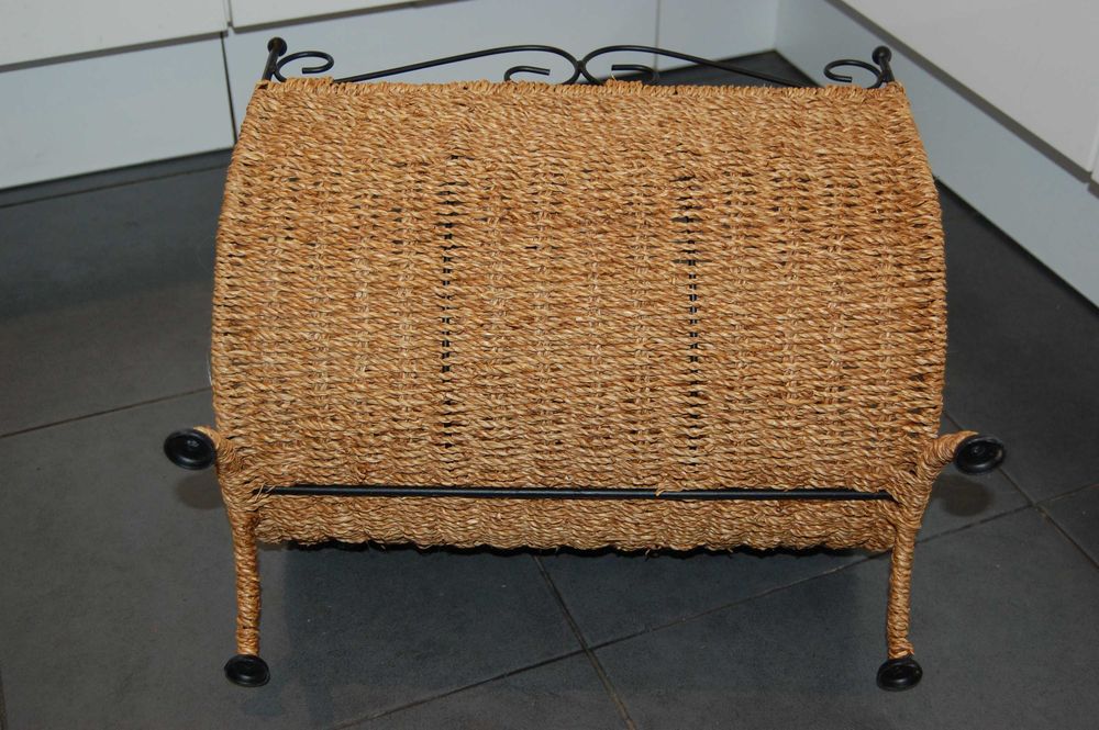 Gazetnik, stojak na gazety z trawy morskiej