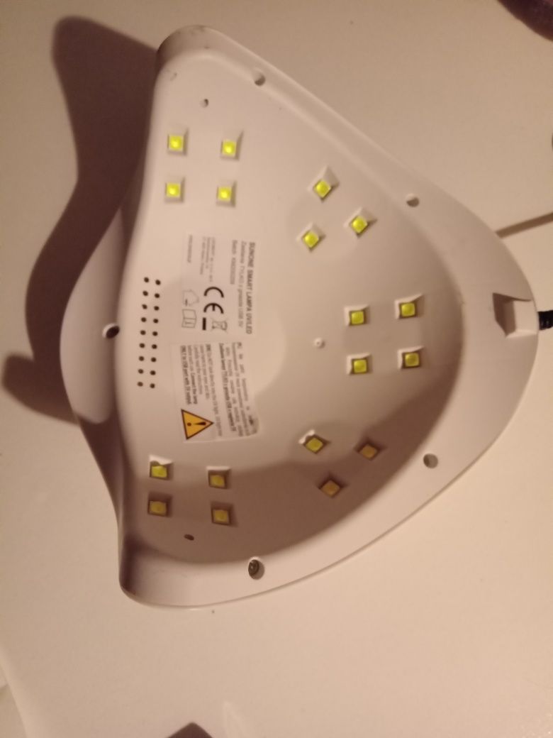 LAMPA do Paznokcji UV/LED plus lakiery i zestaw do manicure.