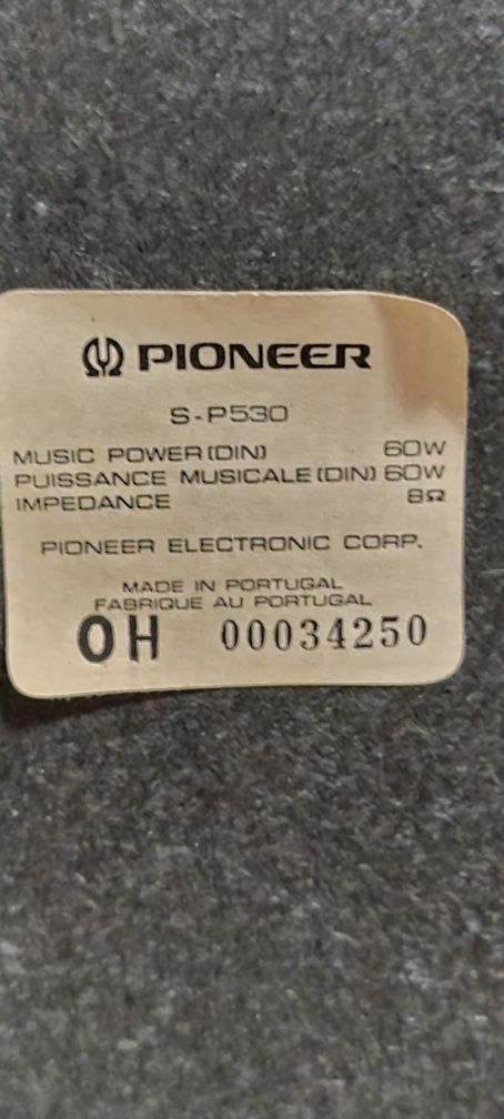 Wieża Pioneer z głośnikami z lat 90.