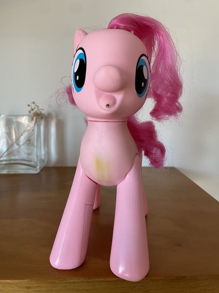 Boneca interativa my little pony pinkie pie emite sons