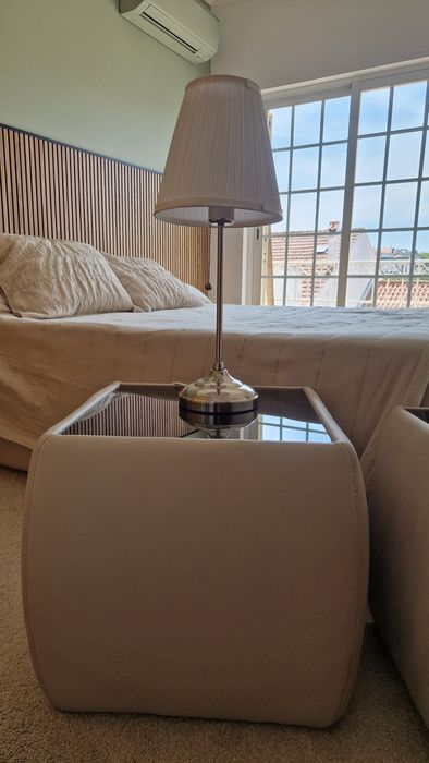 Mesas de cabeceira em pele sintetica e tampo de vidro