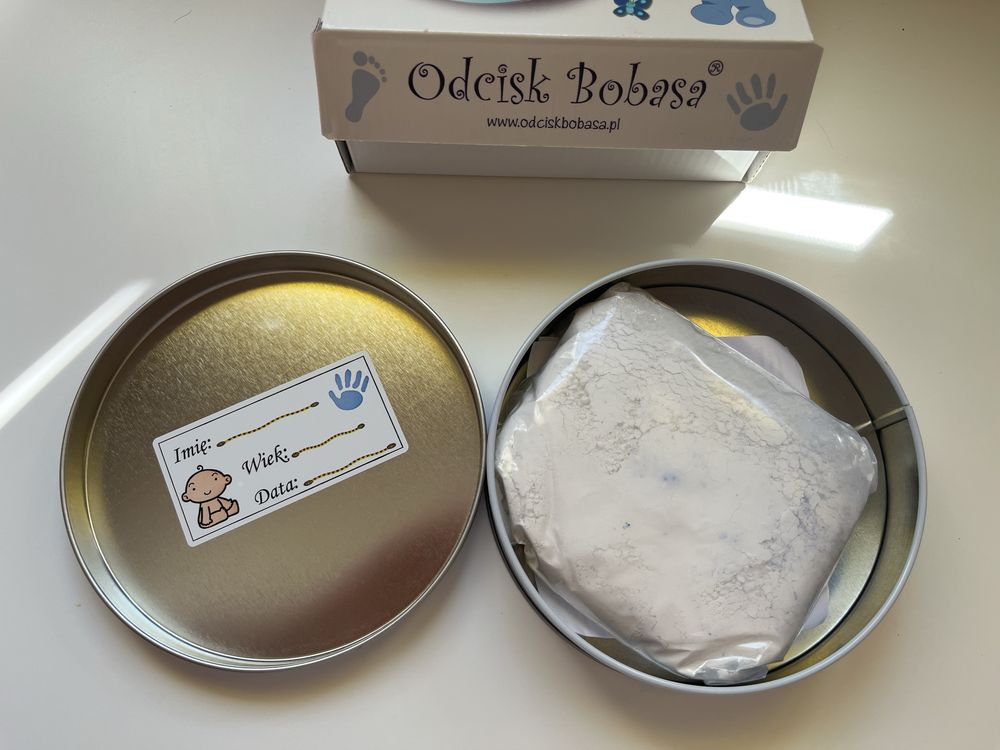 Odcisk bobasa w niebieskiej puszce