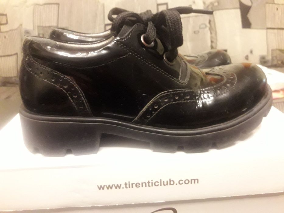 Кожаные лаковые туфли Tirenti на девочку размер 32