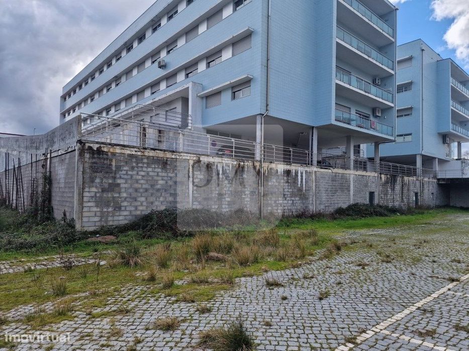 Na Vila de Murça, armazém de 617m2 em bruto