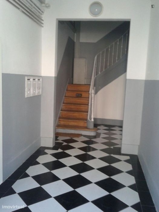 Quarto - localizado em Xabregas Lisbon