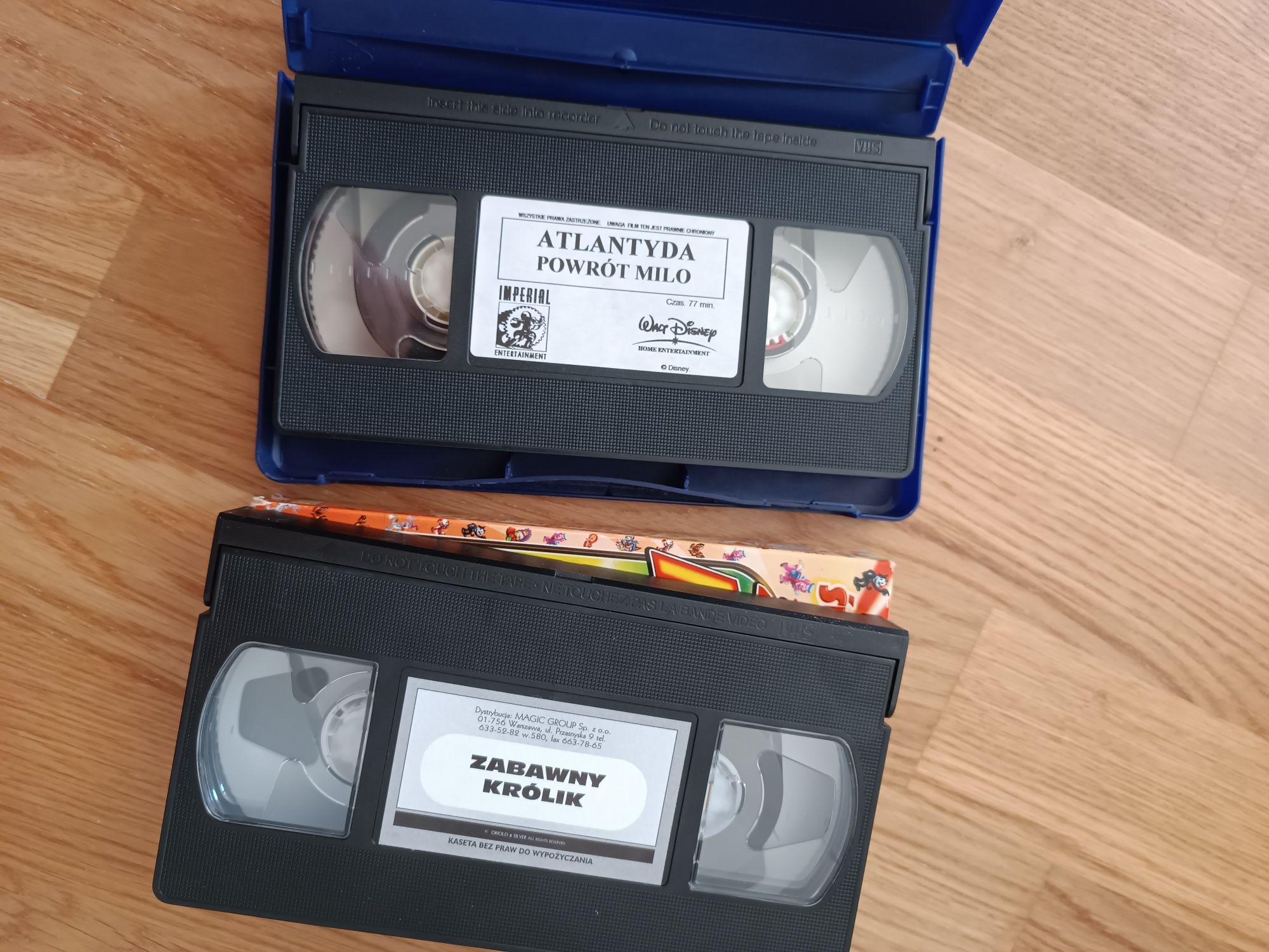 Kasety VHS Atlantyda + zabawny królik