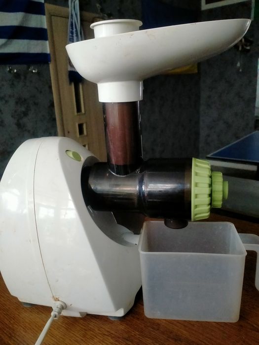 Соковыжималка шнековая ,садовая профессиональная