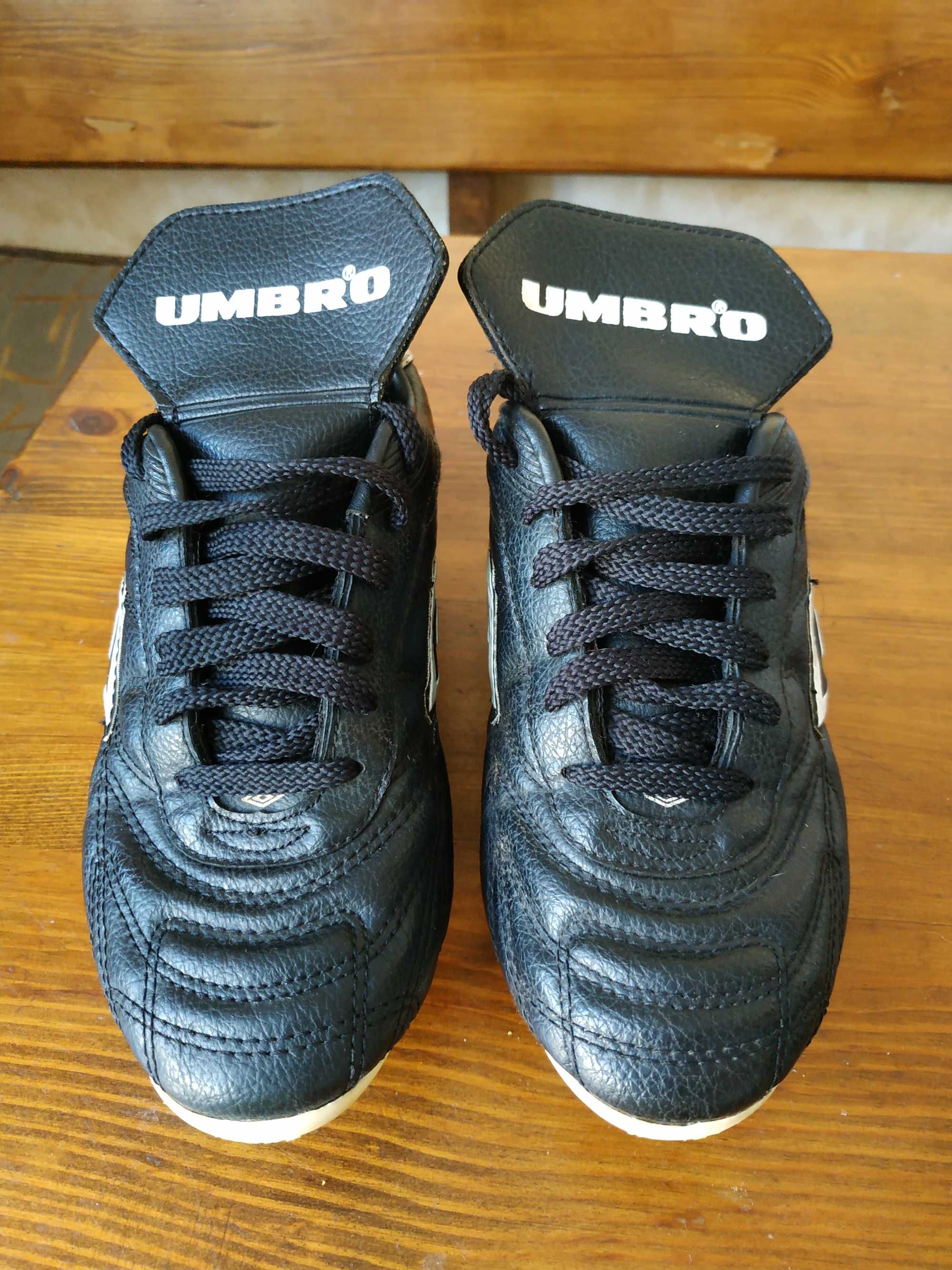 Черные футбольные бутсы с шипами Umbro (Умбро) 37 разм,стелька 22,5 см