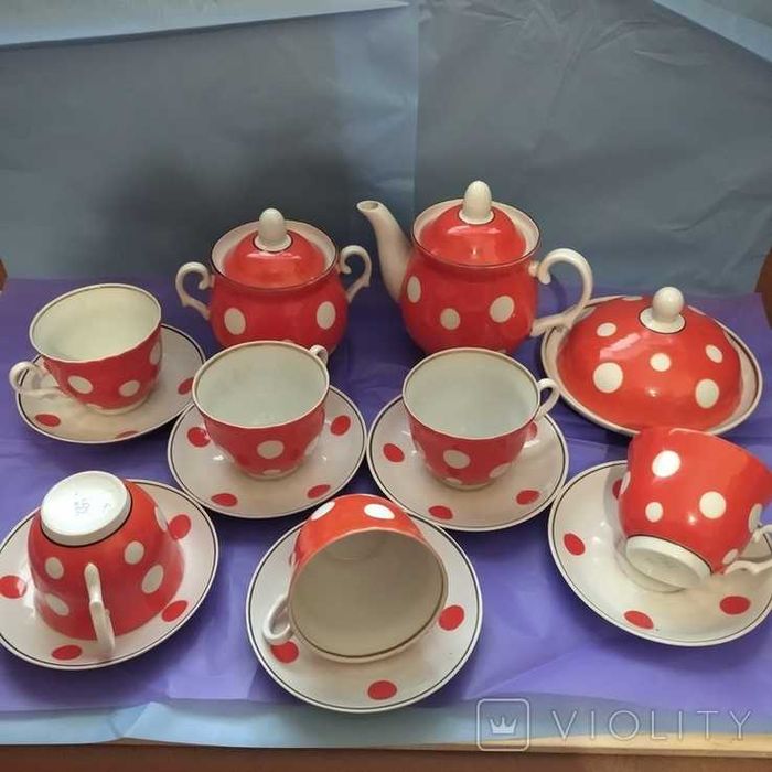 Сервиз чайный/кофейный красный в белый горох.