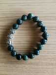 Pulseira de Contas Verde Esmeralda e Contas Prateadas