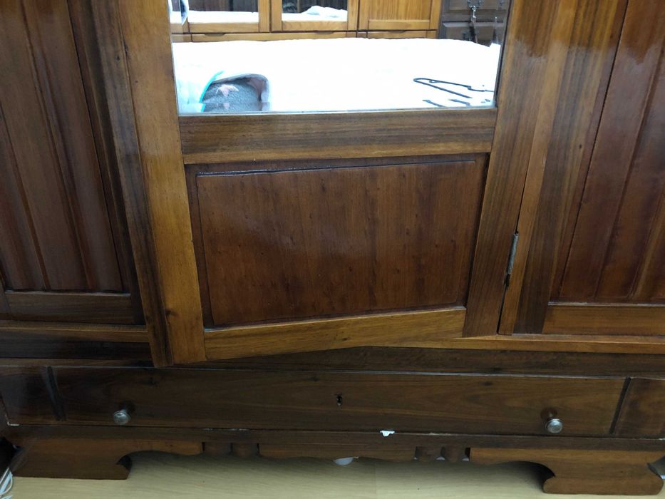 Roupeiro em Madeira com Espelho na porta