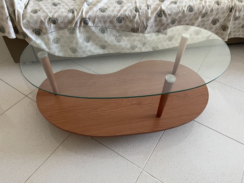 Mesa de centro em madeira com tampo de vidro