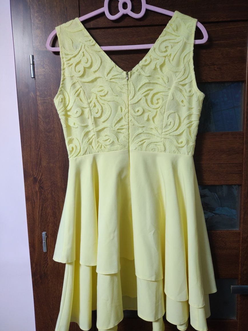 Żółta rozkloszowana sukienka na wesele