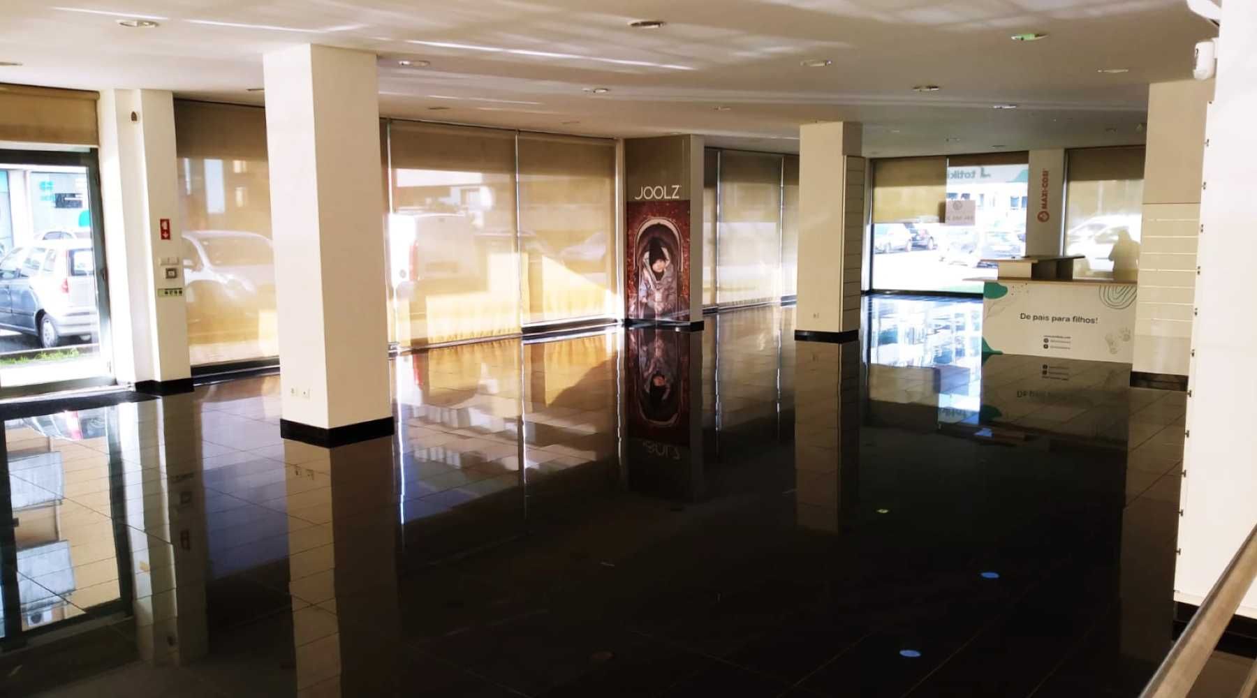Loja com 250m2 e 3 frentes próximo do centro. Localização Premium.