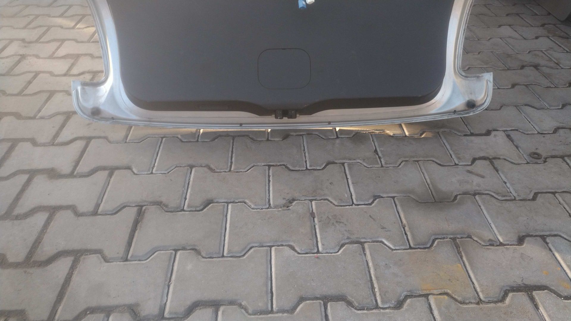 ) Auris 1 klapa tylna kompletna 1C0
