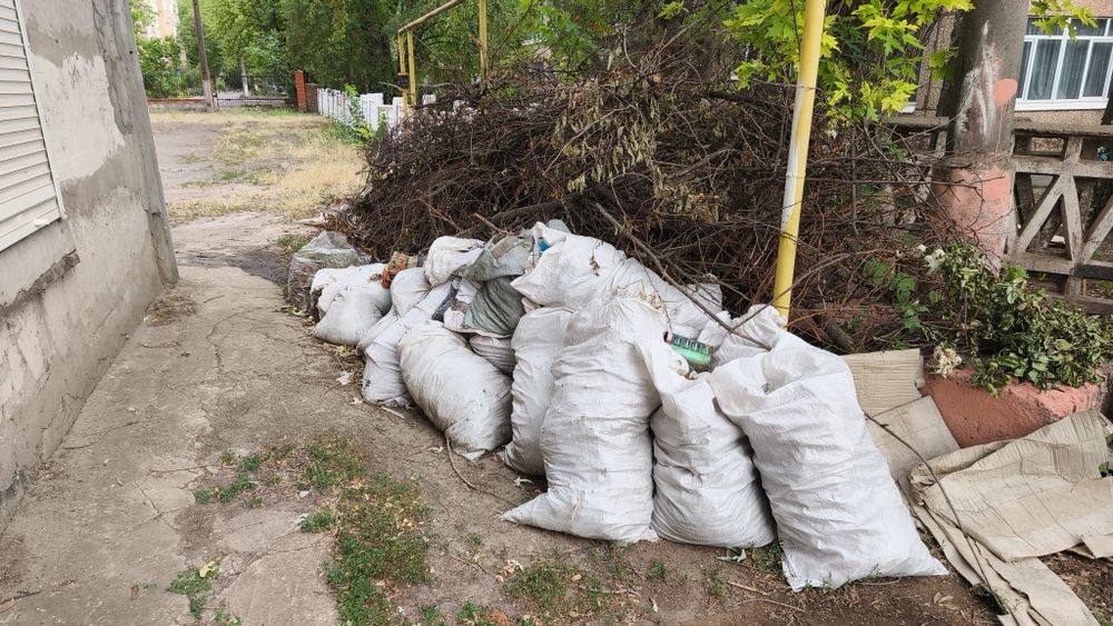 Цегла б/у та сміття будівельне