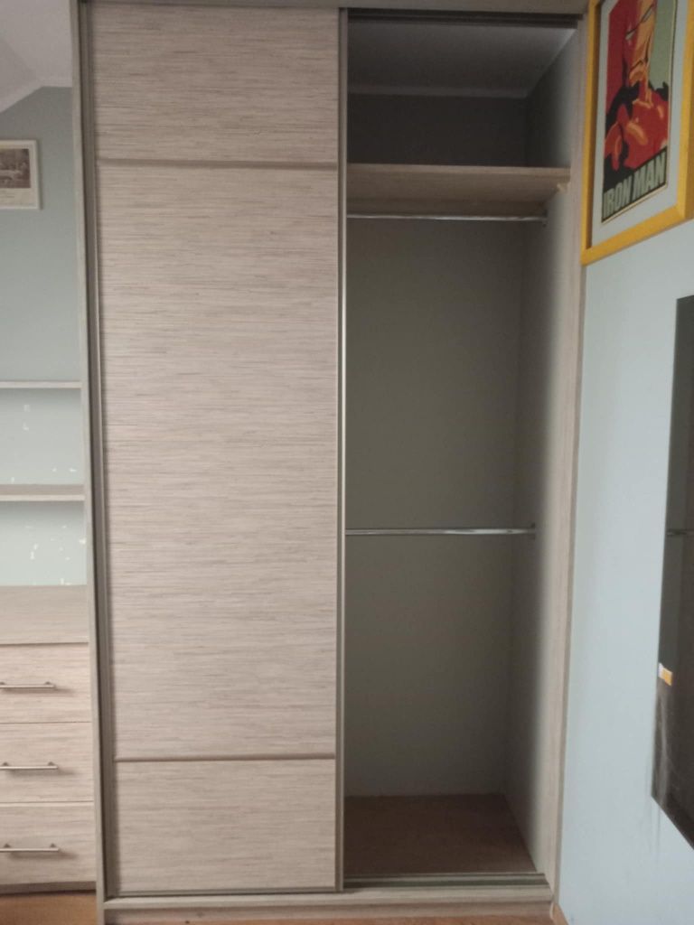 Szafa przesuwna typu komandor i biurko