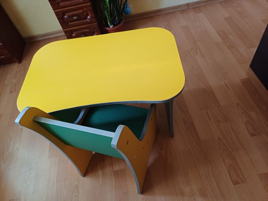 Письмовий стіл і стілець (парта для дошкільнятка)