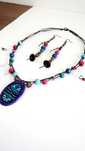 Conjunto de bijuteria colorida colar e brincos